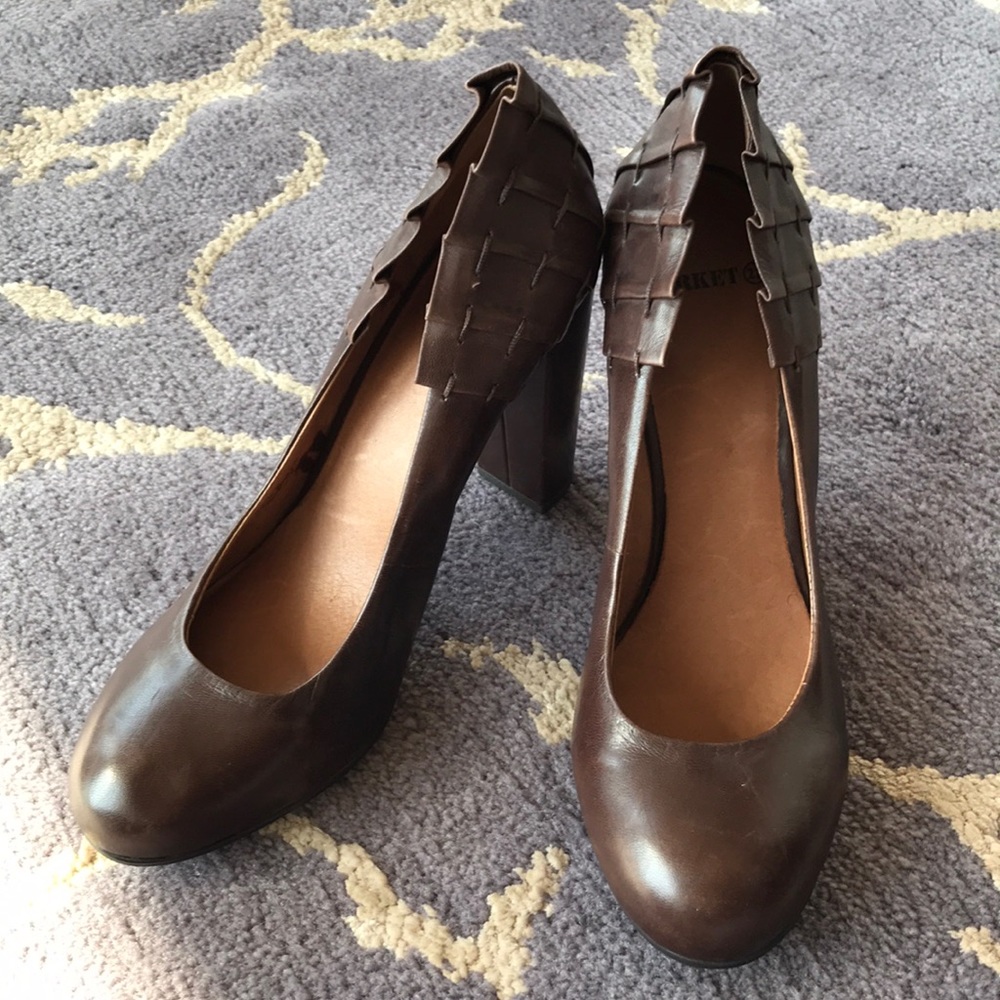 Market 22 Brown Leather Heels Size 8!